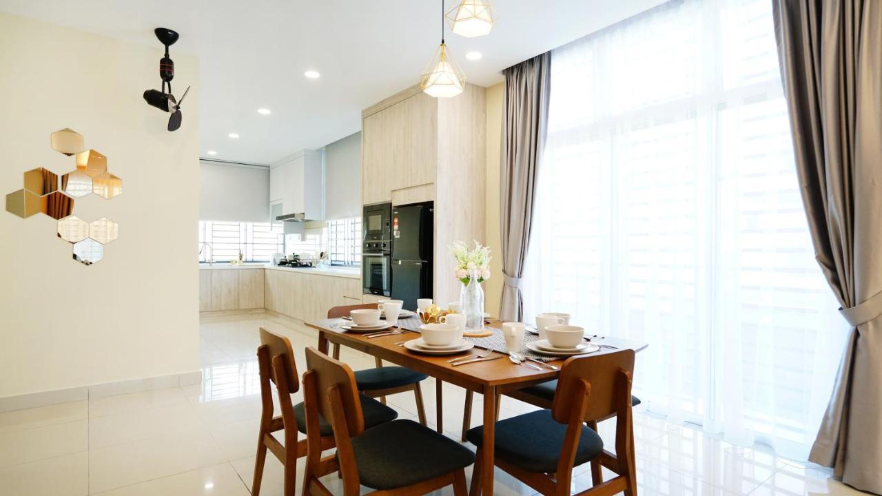 Exclusive Elegant Theme By Joyfully 2m8 Holiday home Desaru