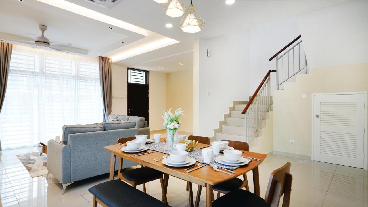 Exclusive Elegant Theme By Joyfully 2m8 Holiday home Desaru