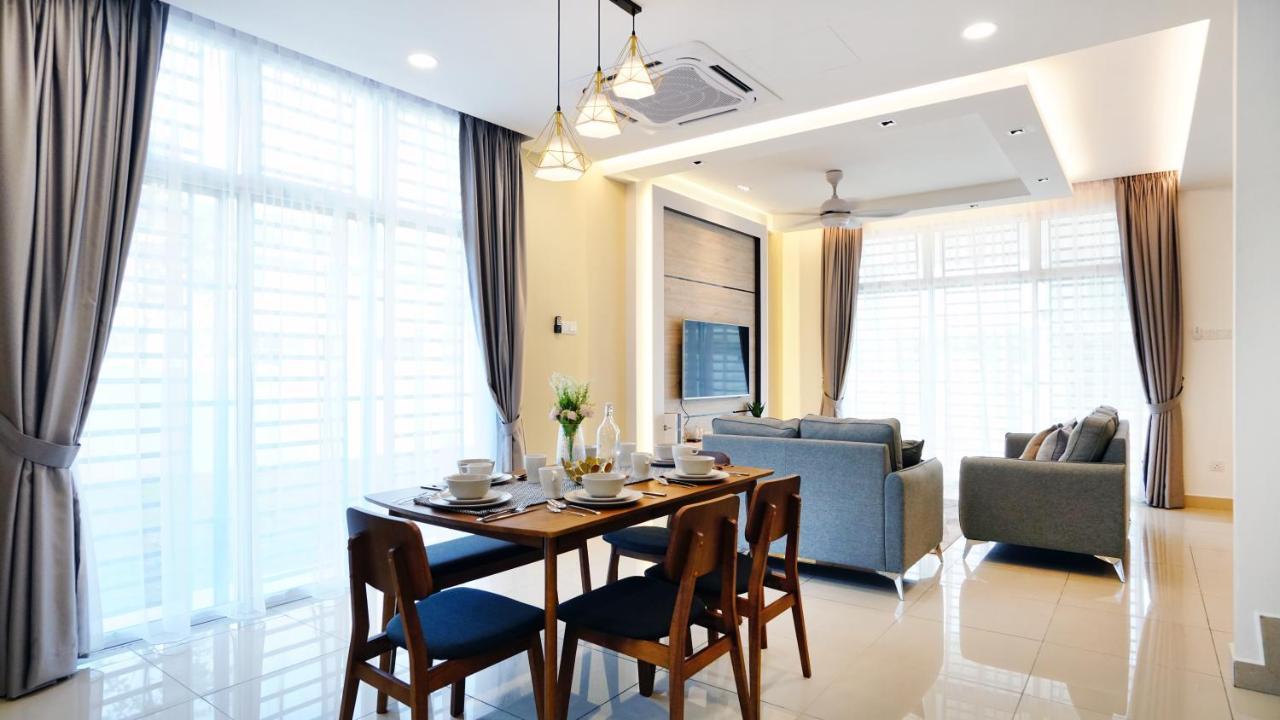 Exclusive Elegant Theme By Joyfully 2m8 Holiday home Desaru
